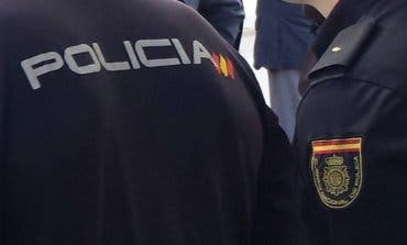 Agrede a su pareja, se atrinchera en su casa y lanza cuchillos a la Policía