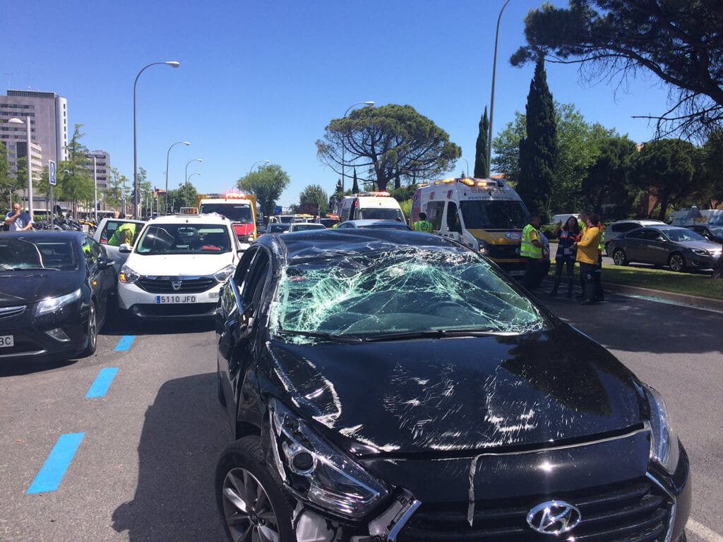 Cuatro heridos tras chocar un coche de Uber contra un taxi en Madrid