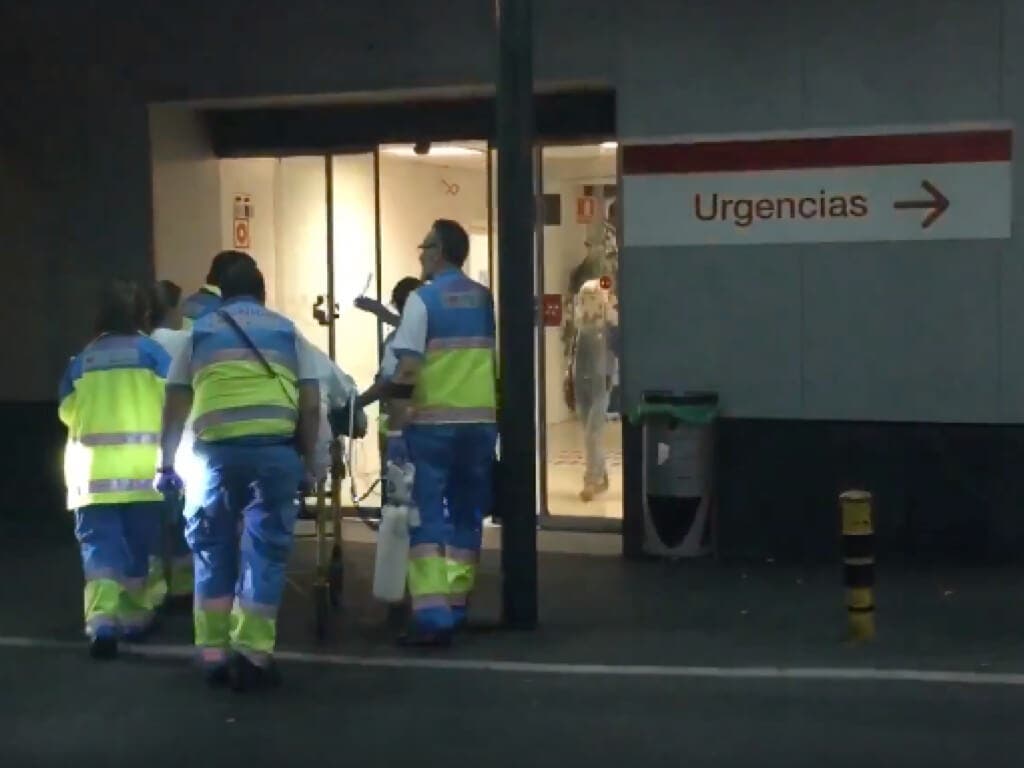 Herido muy grave cuando trataba de bajar al Metro una máquina de refrescos