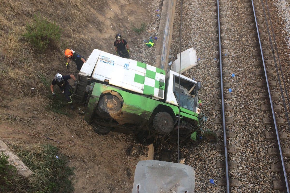 Dos heridos graves al caer un camión a las vías del tren