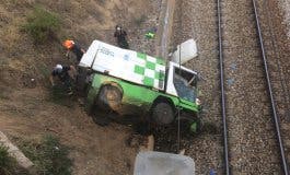 Dos heridos graves al caer un camión a las vías del tren
