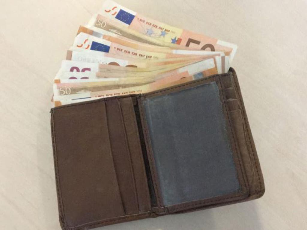 Logra recuperar su cartera con 845 euros tras perderla en una gasolinera