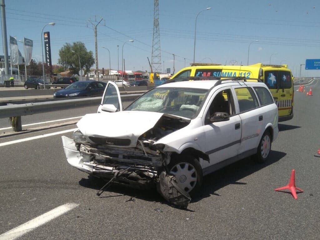 Un niño de dos años y una mujer, heridos en un accidente en la A-4