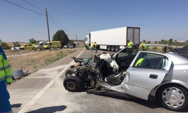 Grave accidente entre un coche y un camión este sábado en Madrid