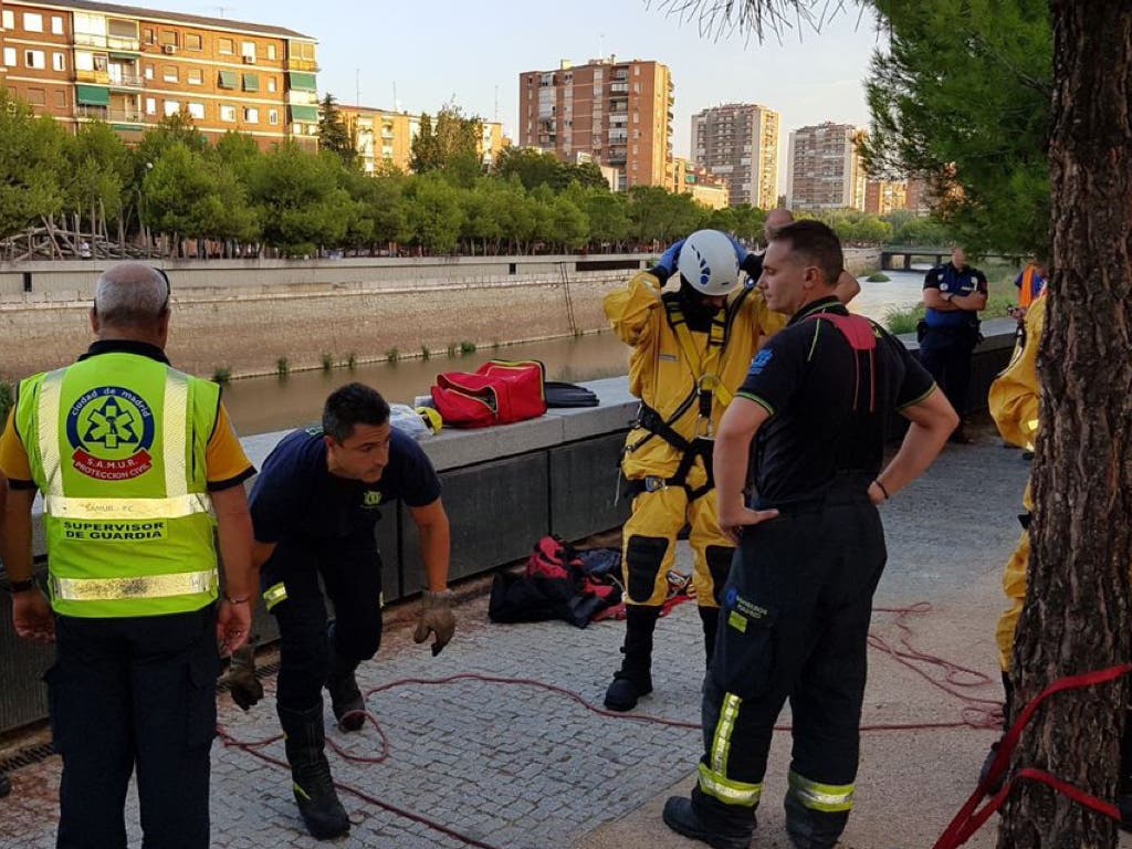 En estado grave tras caer al Manzanares desde 8 metros de altura