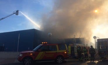 Aparatoso incendio en una nave industrial de Vicálvaro
