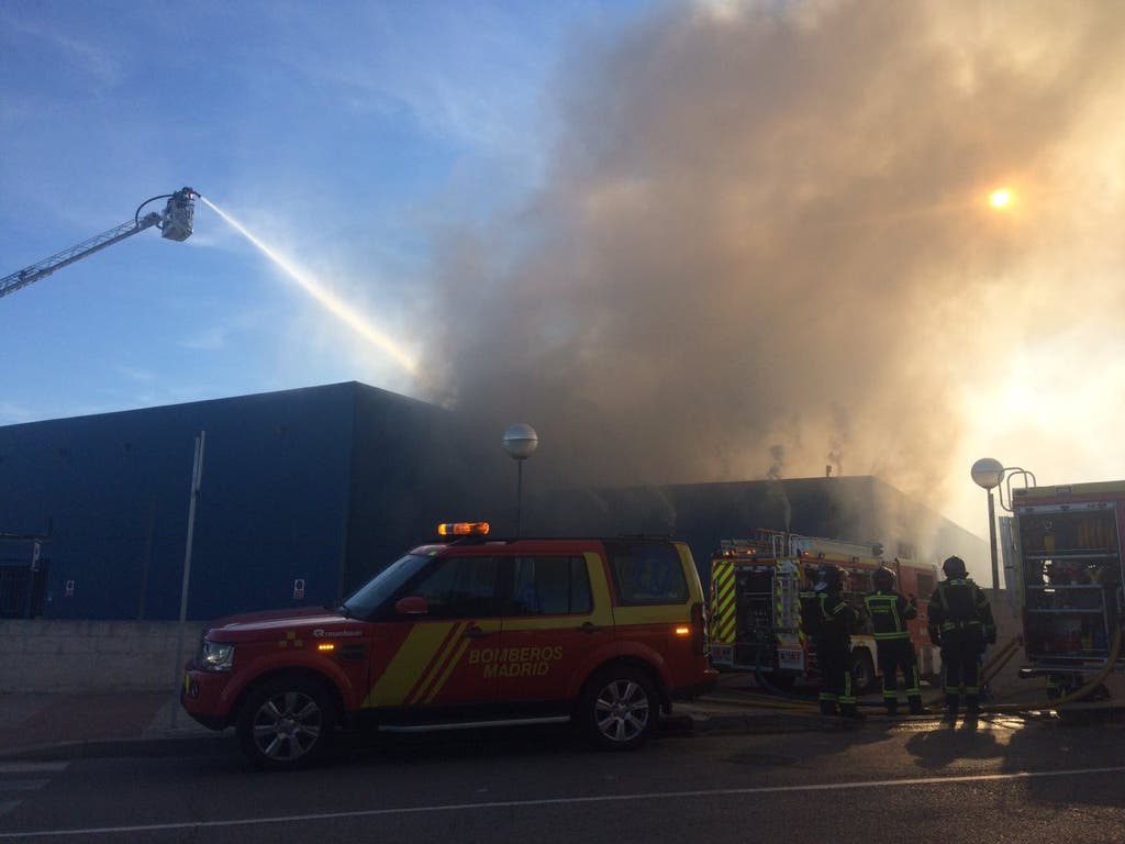 Aparatoso incendio en una nave industrial de Vicálvaro