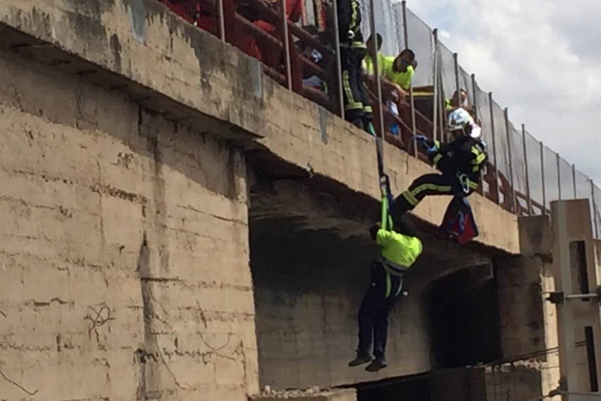 IMPACTANTE: Quedó colgado de un puente en Alcalá de Henares