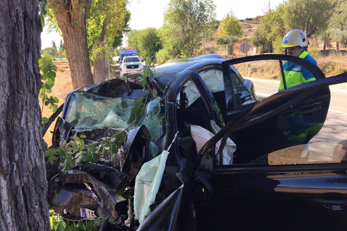 Muere un hombre tras chocar su coche contra un árbol