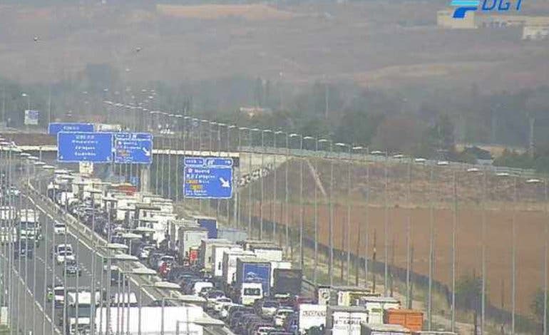 Un accidente en Meco y un autobús averiado en Torrejón colapsan la A-2