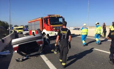 Queda atrapado entre los hierros de su coche tras volcar en la A-4