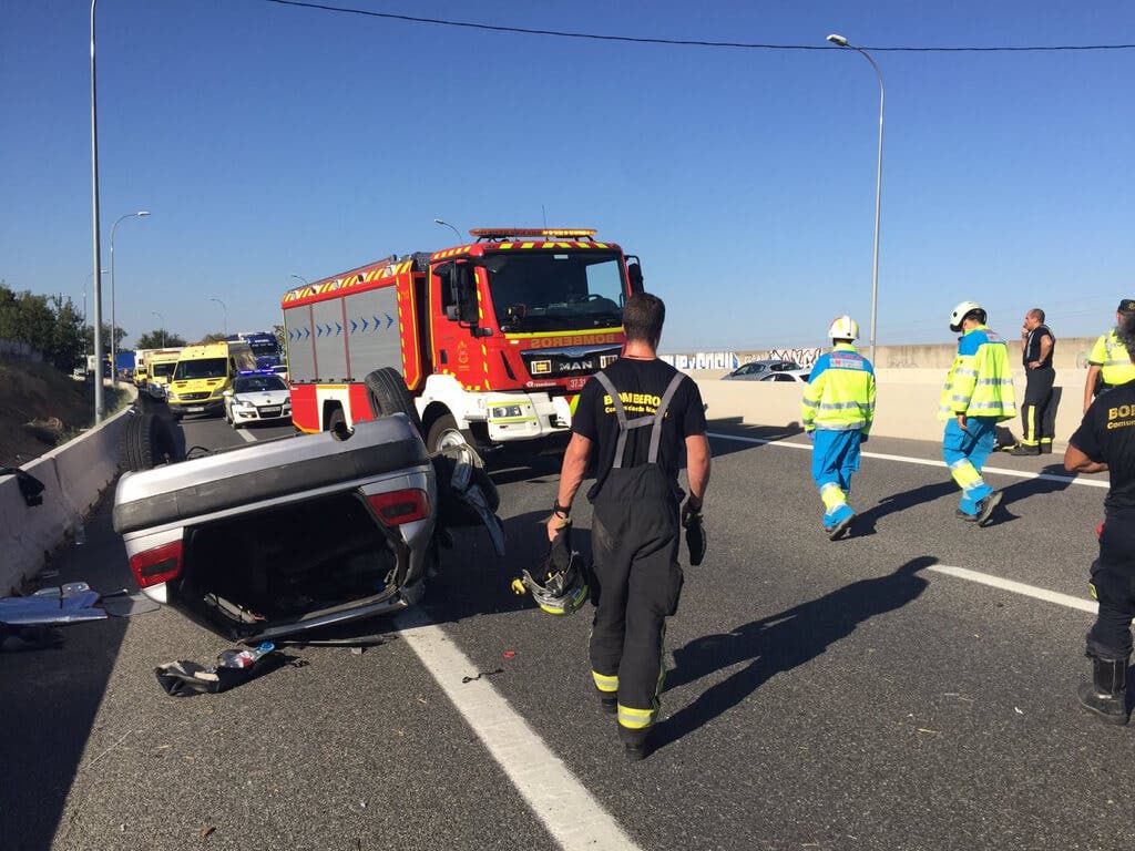 Queda atrapado entre los hierros de su coche tras volcar en la A-4