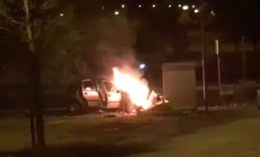 Arde un coche en Torrejón tras estrellarse contra un cuadro eléctrico