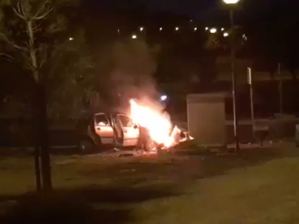 Arde un coche en Torrejón tras estrellarse contra un cuadro eléctrico