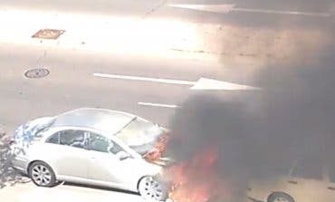 Sale ardiendo un coche aparcado en Torrejón