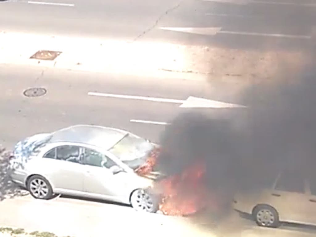 Sale ardiendo un coche aparcado en Torrejón