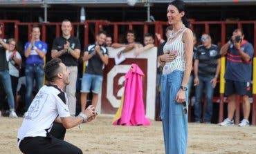 Un recortador de Arganda pide matrimonio a su novia en el ruedo