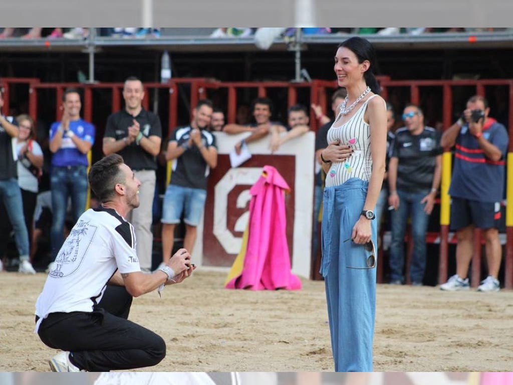 Un recortador de Arganda pide matrimonio a su novia en el ruedo