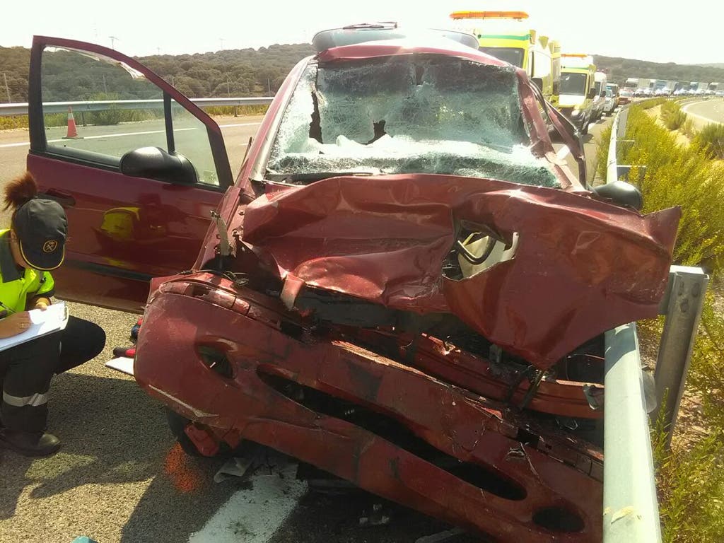 Dos ancianos heridos graves al chocar su coche contra un camión en la A-2