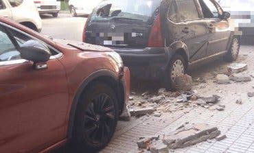 Una cornisa se desprende en Torrejón y destroza varios vehículos