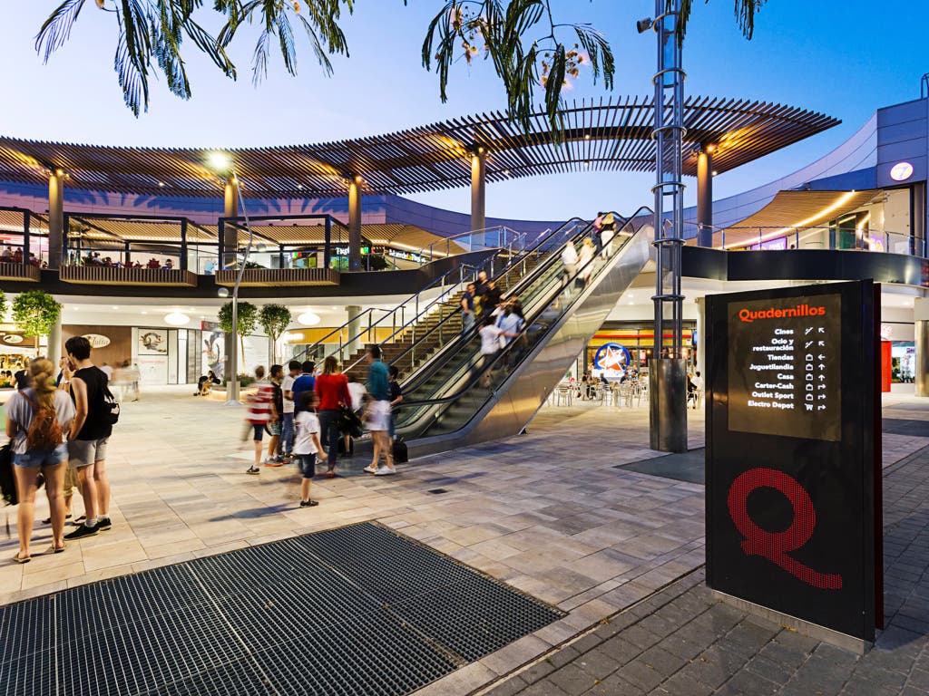 El centro comercial Quadernillos mejora sus accesos desde la A-2