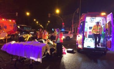 Dos jóvenes heridos graves en un accidente de moto en Madrid