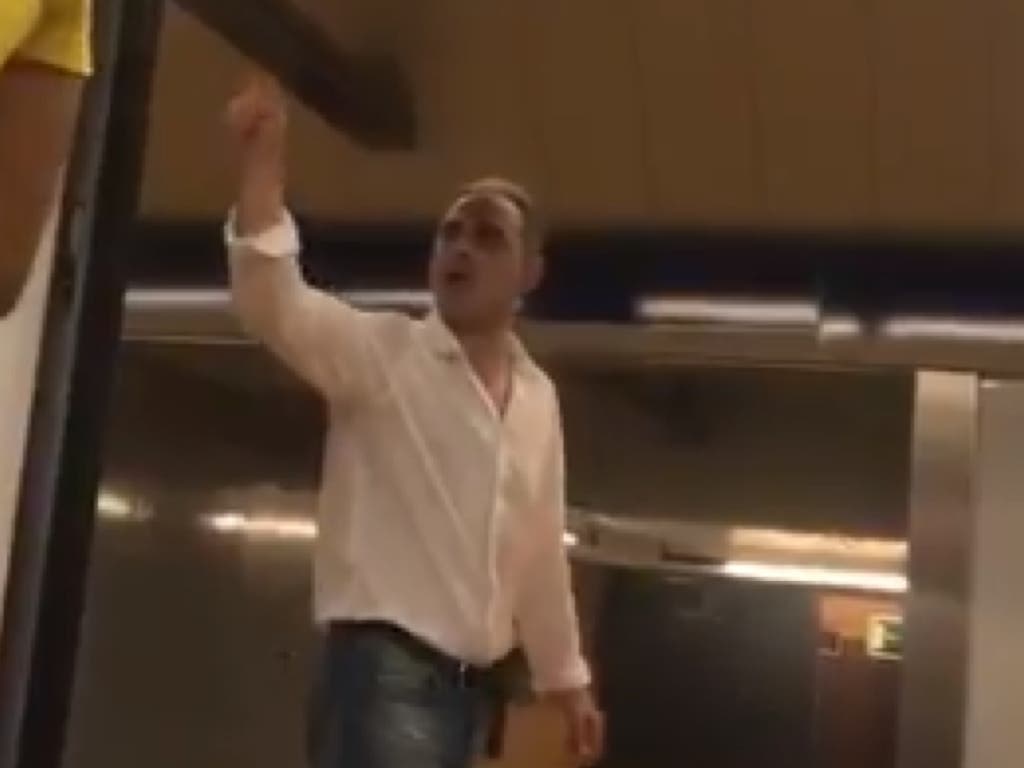 Pasajeros del Metro expulsan a un nazi por increpar a una musulmana