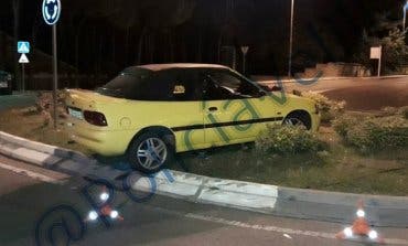 Un conductor ebrio estrella su coche contra una rotonda en Velilla