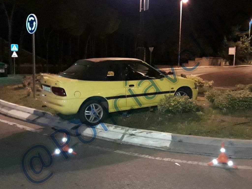 Un conductor ebrio estrella su coche contra una rotonda en Velilla