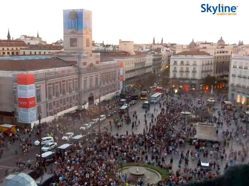 Gritos cruzados en Sol de «Viva España» y «Cataluña no está sola»