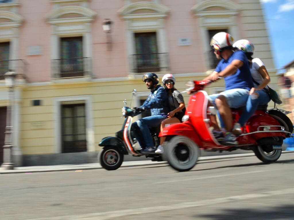 Cerca de 200 Vespas se concentran este sábado en Alcalá de Henares