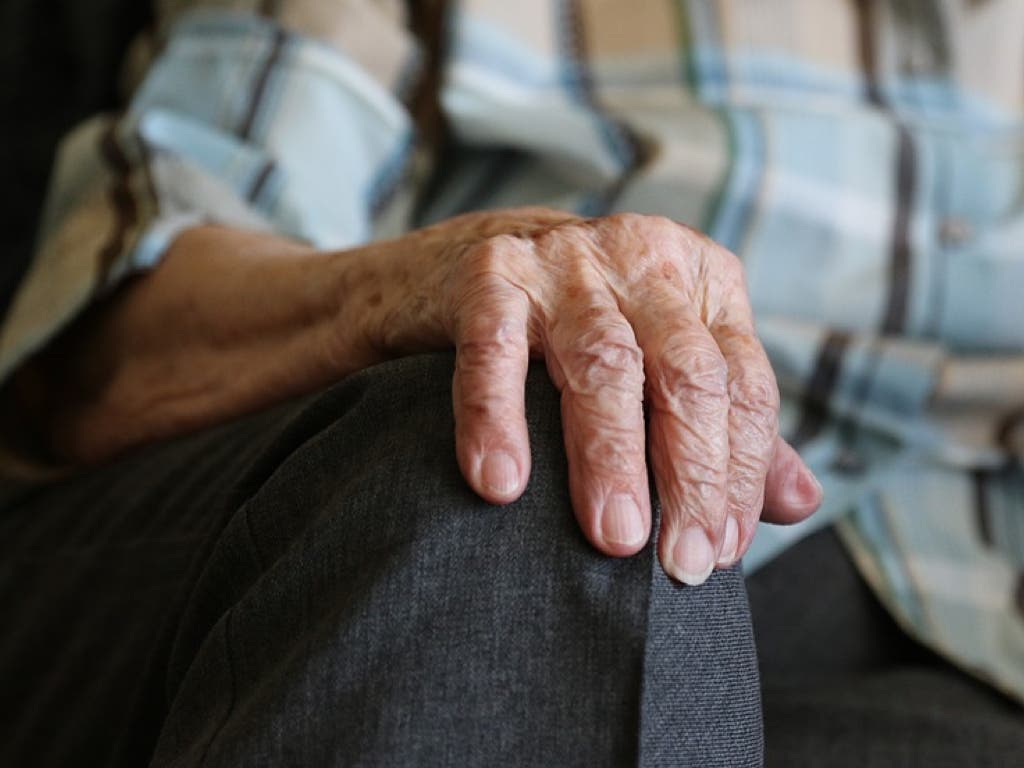 La Comunidad de Madrid ordena el cierre de una residencia de ancianos
