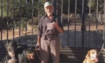 Un anciano de Guadalajara con cáncer terminal busca hogar para sus perros