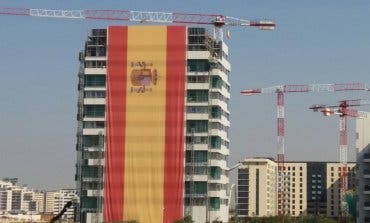 Un empresario cuelga en Madrid la bandera de España más grande del mundo
