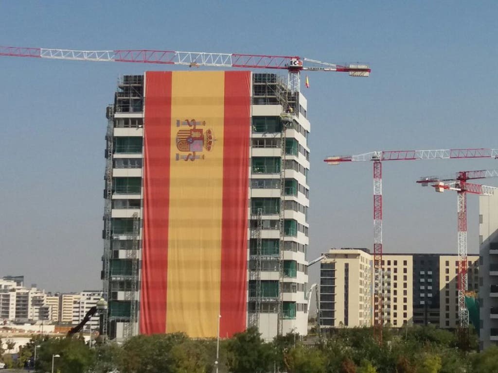 Un empresario cuelga en Madrid la bandera de España más grande del mundo