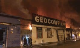 Un incendio calcina dos naves del Polígono Cobo Calleja