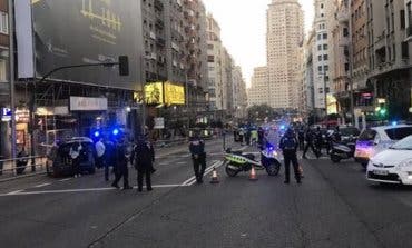 La Policía busca al conductor que abandonó su coche en la Gran Vía