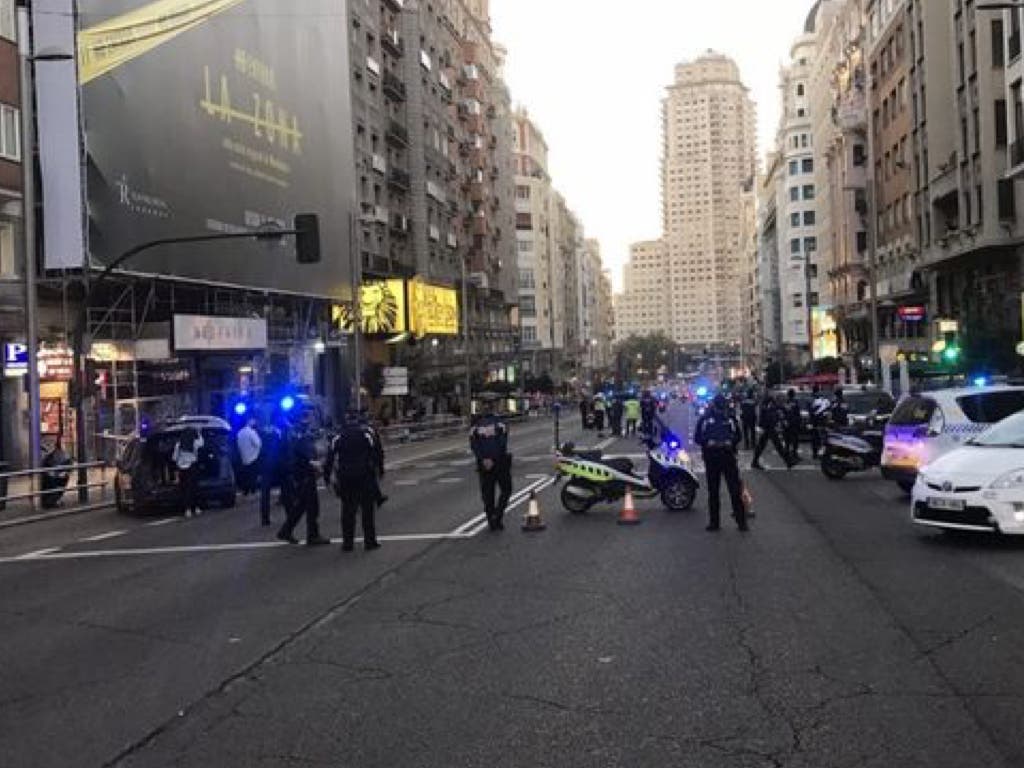 La Policía busca al conductor que abandonó su coche en la Gran Vía