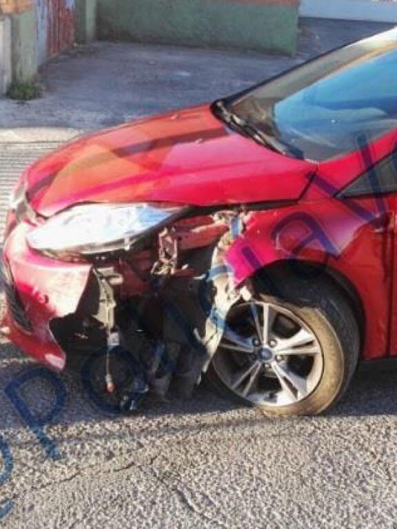 VELILLA: Un conductor ebrio estrella su coche contra una farola y contra un local