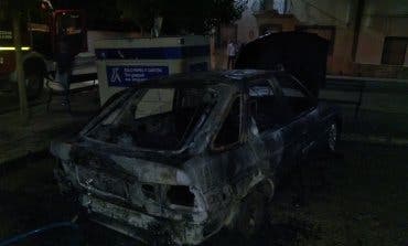 Un posible pirómano calcina tres vehículos en Guadalajara