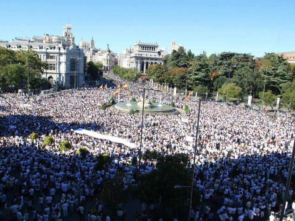 Una multitud se concentra en Cibeles para pedir diálogo con Cataluña