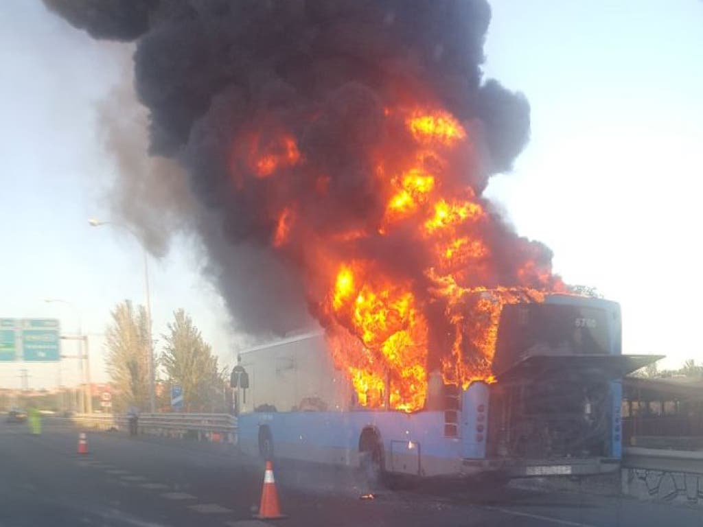 Arde un autobús de la EMT en la M-40