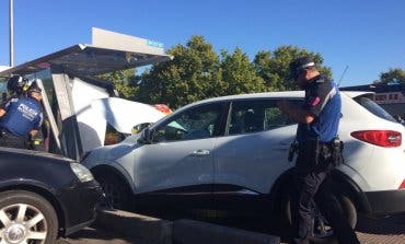 Varios heridos al empotrarse un coche contra una marquesina de autobús
