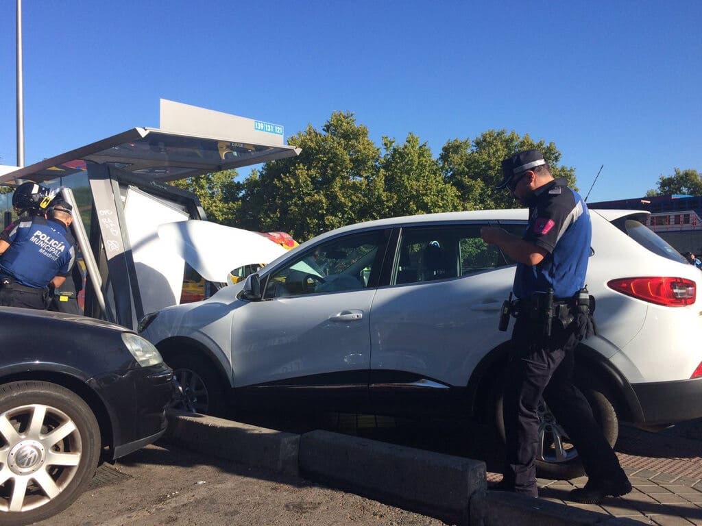 Varios heridos al empotrarse un coche contra una marquesina de autobús