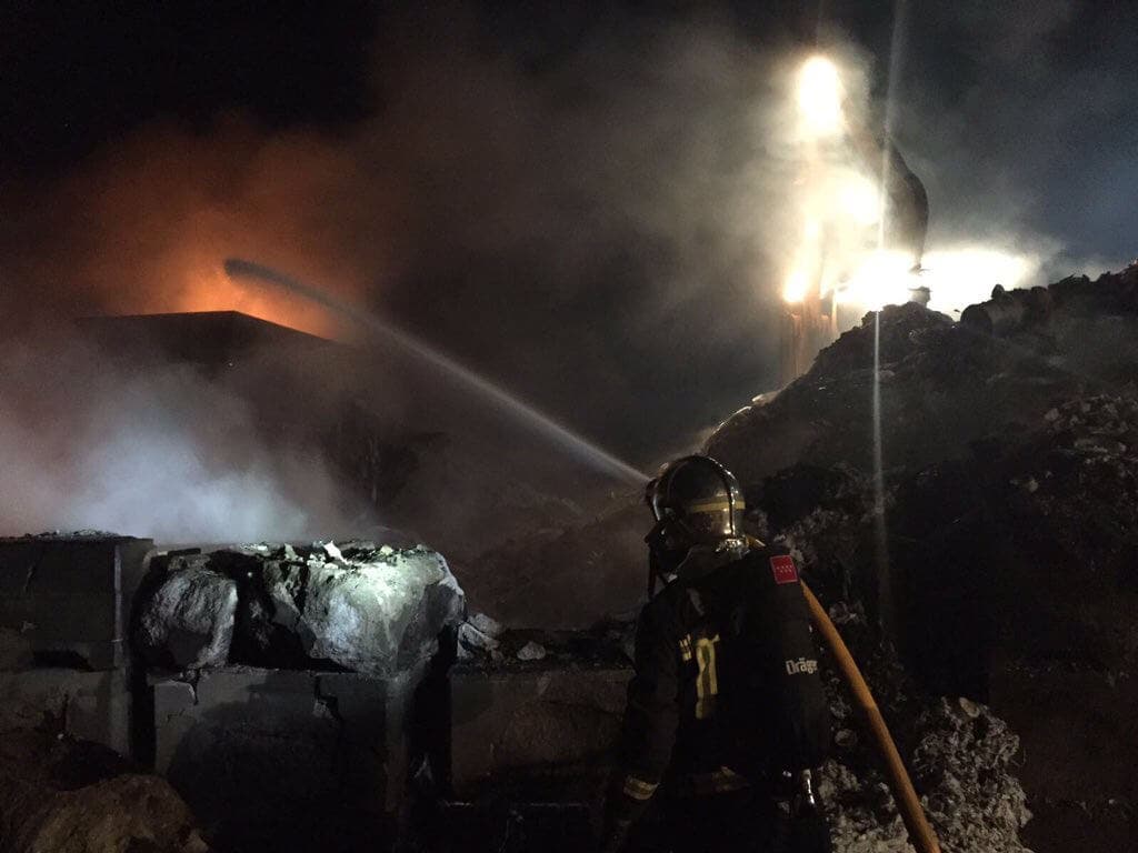 Aparatoso incendio en una planta de tratamiento de residuos