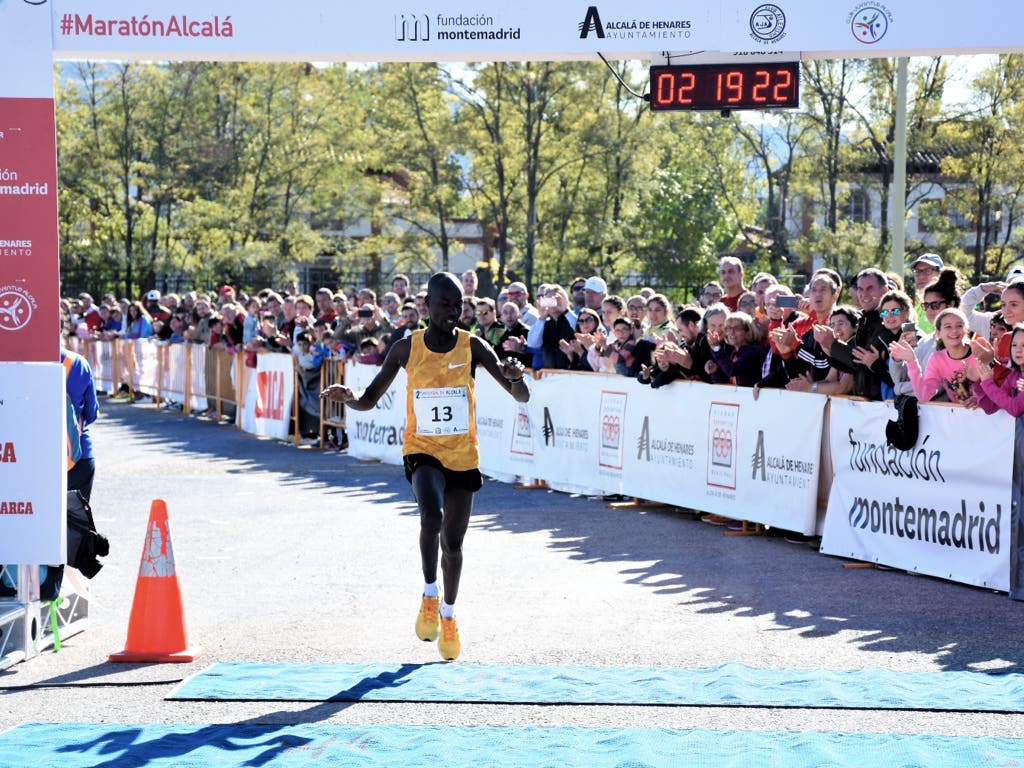 El keniata Elicky Kipchoge gana la Maratón de Alcalá