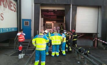 Muere un joven atrapado por el elevador de su camión en Mercamadrid