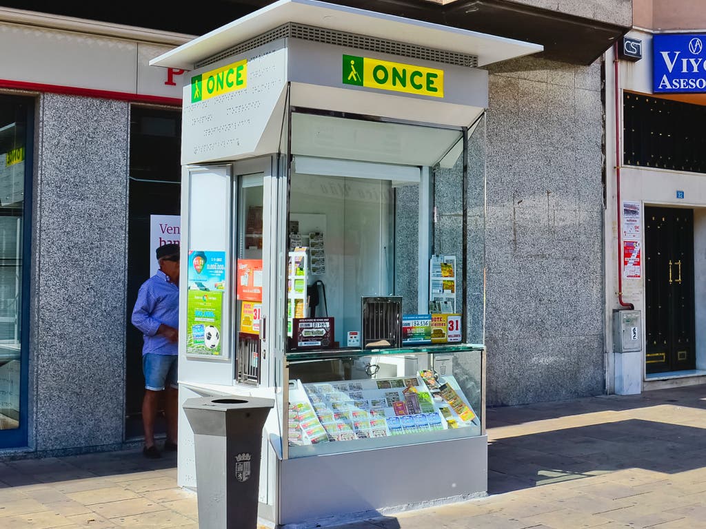 La ONCE estrena un nuevo kiosco en la calle Enmedio de Torrejón