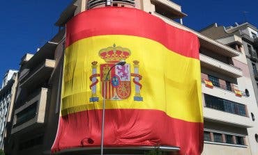 La discoteca Pachá cubre su fachada con una gran bandera de España