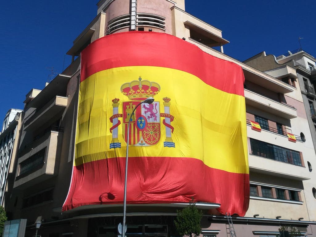 La discoteca Pachá cubre su fachada con una gran bandera de España